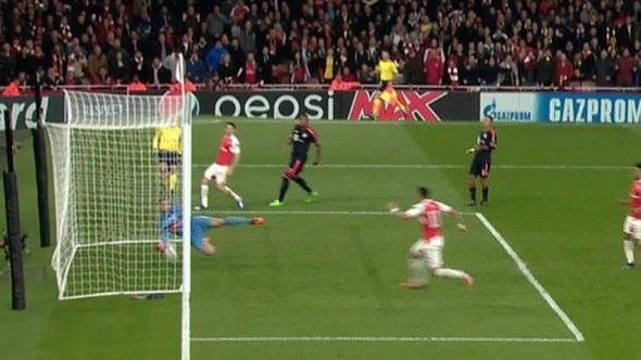 <p>MESUT ÖZİL'İN GOLÜNÜ TESPİT ETMİŞTİ<br />
<br />
Barış Şimşek, 20 Ekim 2015'te Arsenal'in Bayern Münih'i 2-0 yendiği karşılaşmanın 90+2. dakikasında Mesut Özil'in vuruşunda topun kale çizgisini geçtiği tespit edip gol kararı verilmesini sağladı. Bu gol, Şampiyonlar Ligi'nde bir çizgi hakemi tarafından verilen ilk gol oldu ve Barış Şimşek'in golden sonraki vücut hareketi UEFA tarafından tüm hakemlere örnek gösterildi.</p>

