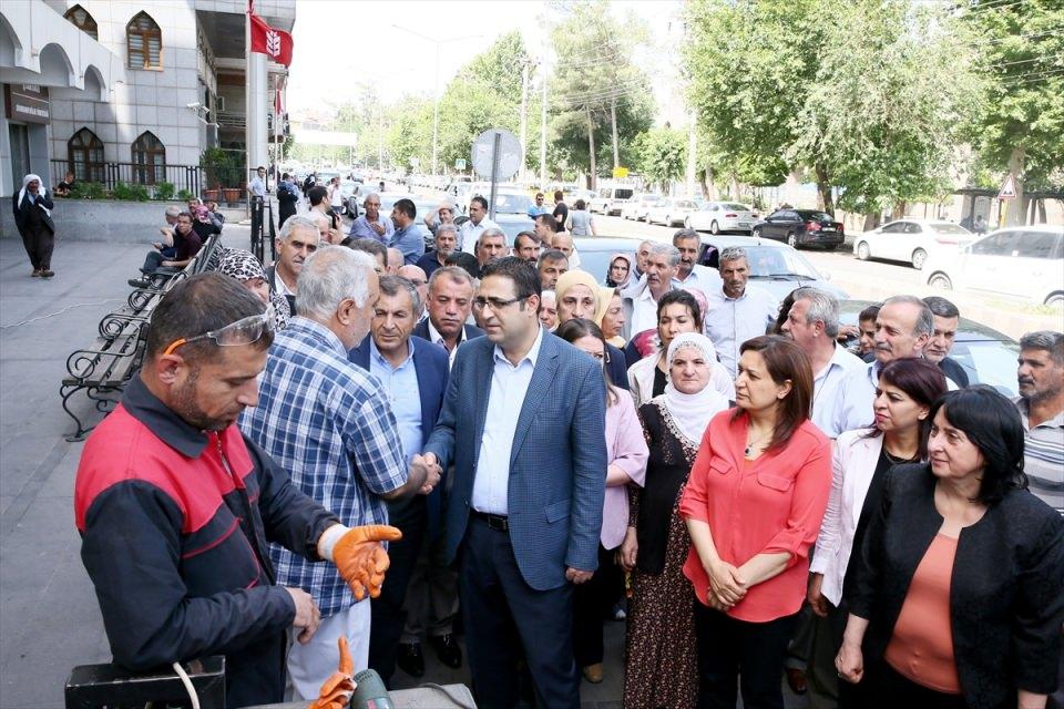 <p>HDP Grup Başkan Vekili İdris Baluken, ile bazı milletvekilleri Diyarbakır'ın merkez Sur İlçesi'nde esnafı ziyaret etti.</p>

<p> </p>
