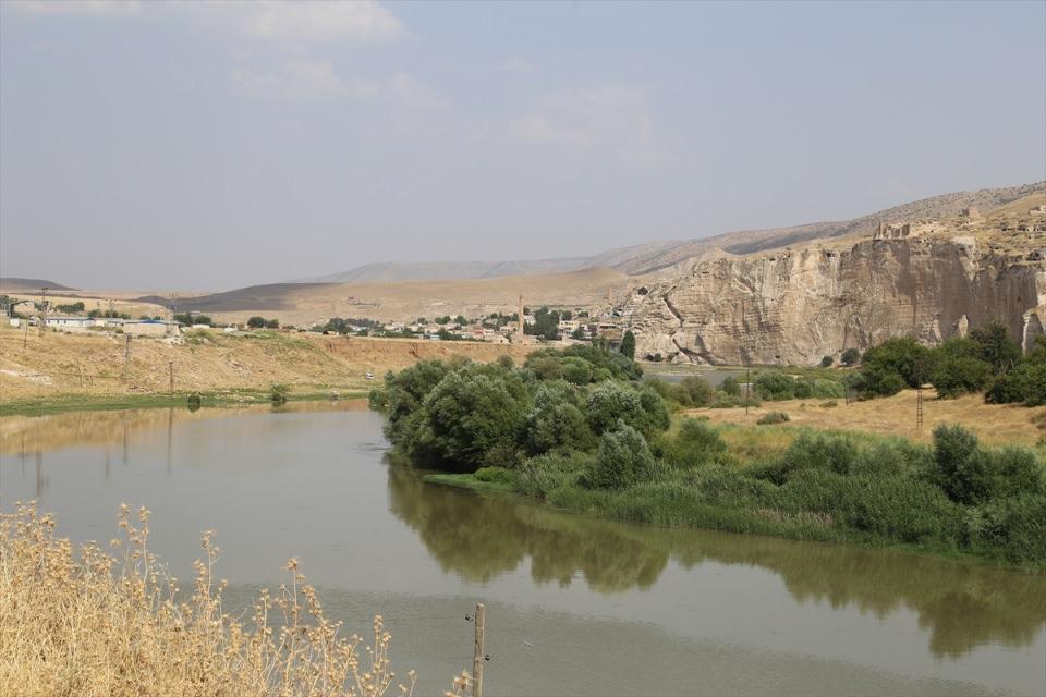 <p> Hasankeyf Kalesi'nin korunması amacıyla yaklaşık bir kilometrelik duvar örülüyor. Bu duvar sayesinde kalenin sudan zarar görmesi engellenecek. Ayrıca iş makinelerinin giremediği alanlarda düşme tehlikesi olan kayalar, dağcılar tarafından düşürülecek.</p>
<p> </p>