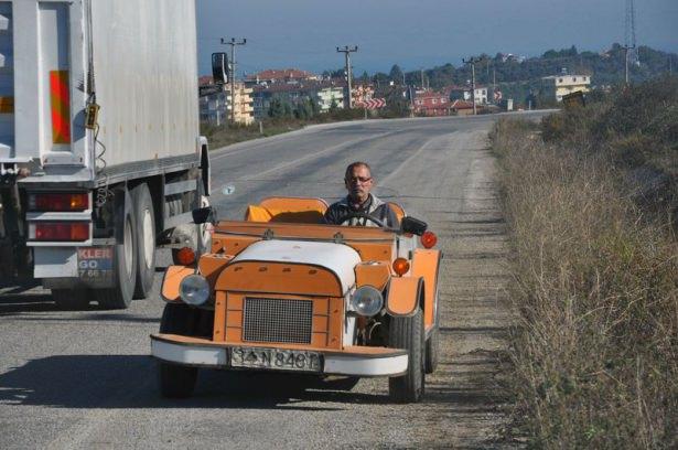 Ahşap aracıyla 27 yıldır işe gidiyor