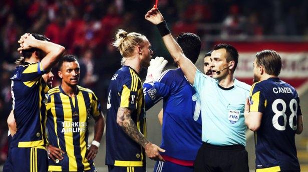 <p>Fenerbahçe, Portekiz ekibi Braga'ya 4-1 yenilip Avrupa Ligi'ne veda ederken maçın hakemi Bebek'in verdiği kararlar maça damgasını vurdu. Maç sonrası spor basının da hedefinde Hırvat hakem vardı...</p>