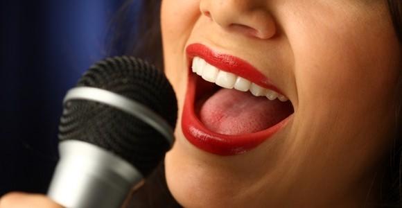 <p>Hareket fonksiyonları yeterli olan hastalarda, müziğin ritmi kullanılarak yapılan danslar, hastalarda sarılma, dokunma duygularını ve güven duygularını arttırıyor.</p>