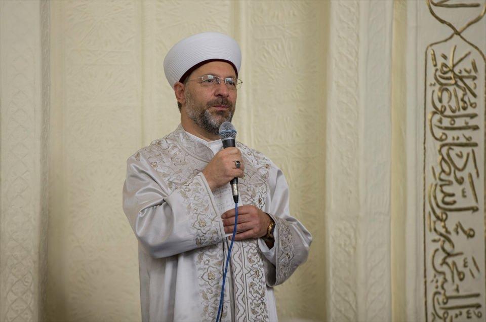 <p>Çocukların yüzde 70'e yakınının 7 yaşına kadar kişiliğinin oluştuğunu dile getiren Erbaş, "Çocukların karşısında Rabb'imiz nasıl olmamız gerektiğini ve Efendimiz hangi özelliklerle yaşamamız gerektiğini bizden istiyorsa öyle yaşamak zorundayız." değerlendirmesinde bulundu.</p>
<p> </p>