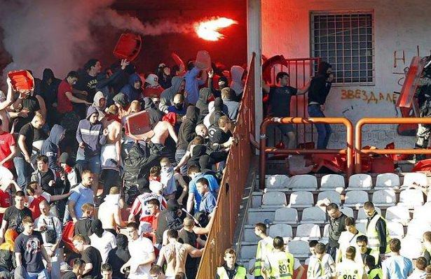<p>Sırbistan 1. Futbol Ligi'nde oynanan Kızılyıldız - Partizan maçında yaşanan tribün olaylarında 50 kişi yaralandı.</p>