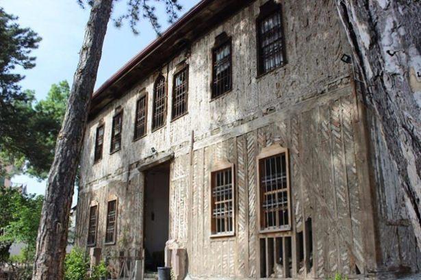 <p>Demirbilek, tarihi binanın sahipsizlikten ve bakımsızlıktan yıprandığını, madde bağımlılarının mekanı haline geldiğini dile getirerek, şunları söyledi:</p>

<p> </p>
