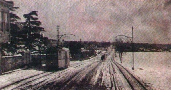 <p>Bir caddeden daha fazlası - Bağdat Caddesi/ Batıyı doğuya bağlayan önemli bir yolun başlangıcı olarak sayılan cadde, ticari ve stratejik önemi Bizans zamanından beri anlaşılmış bir yer olarak biliniyor. İsmini IV. Murat'ın Bağdat seferi dönüşü sonrası alan Bağdat Caddesi, bu önemli konumuna rağmen II. Abdülhamit dönemine kadar üzerinde pek bir yerleşke barındırmıyordu. Bugün birçok uluslararası şöhrete sahip markanın mağazalarına, kafelere, barlara ve hatta gece araba yarışlarına ev sahipliği yapan Bağdat Caddesi; 1940'lı yıllara kadar tek tük köşklerin dışında bostanlık ve boş arazilerle çevrili bir yerdi.</p>

<p> </p>
