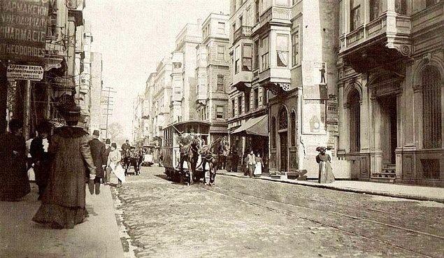 <p>37. İstiklal Caddesi'nde atlı tramvay.</p>