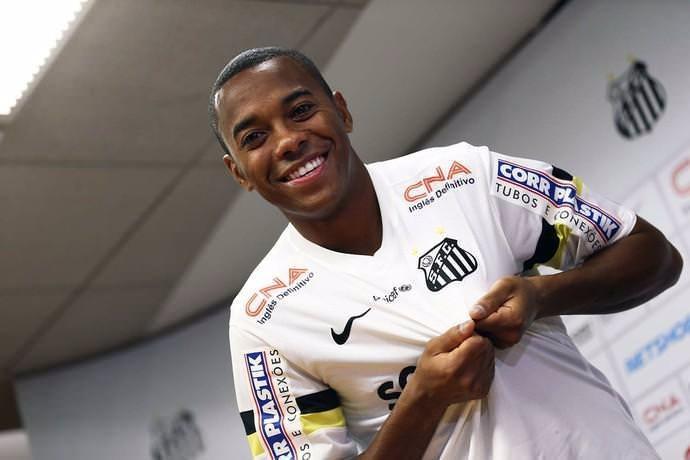 <p><strong>ROBINHO</strong></p>

<p>Dönemin Fenerbahçe yönetimi, Diego'nun da yer aldığı transfer raporunun diğer genç ismi Robinho'ya henüz 18 yaşında olması nedeniyle sıcak bakmadı.</p>
