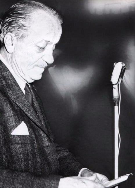 <p><strong>'BENİ BU GENÇ TAKDİM ETSİN'</strong><br />
Zaten daha fazla dinlemedi, ondan sonra 'beni bu genç takdim etsin' dedi. Şiirlere geldik, şiirlerde de Zindandan Mehmet'e Mektubu fakire emretti, onu da biz okuduk.</p>