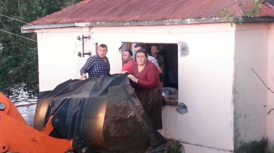 <p> İlçe merkezinde rögarların tıkanması sonucu cadde ve sokaklarda derinliği yer yer yarım metreyi bulan su birikintileri oluştu. Derelerin taşıdığı hafriyat ile bazı eşyalar yollara kadar sürüklendi.</p>