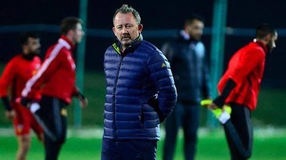<p>Gaziantepspor ve Sivasspor'da da zor şartlarda aldığı takımları kümede tutma başarısı gösteren Sergen Yalçın'la ligin ikinci yarısında en popüler takım haline gelen Kayserispor, Fenerbahçe'yi 4-1, Galatasaray'ı da deplasmanda 2-1 yenerek dikkatleri üzerine çekmeyi başardı. Son olarak küme düşme hattındaki rakiplerinden Rizespor'u 4-2 mağlup eden sarı kırmızılılar ateş hattından kurtularak 13. sıraya kadar yükseldi.</p>
