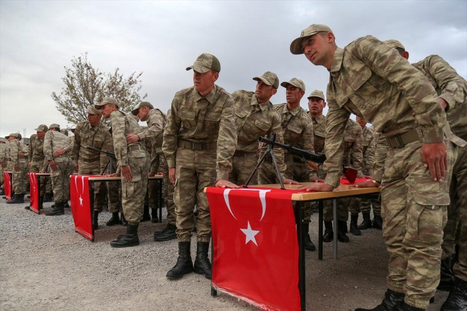 <p>Ailelerin büyük fedakarlıklarla yetiştirdiği evlatlarının dimdik duruşuyla dosta güven, düşmana korku saldığını vurgulayan Akçay, "Şanlı bayrağımız ve namus olarak nitelendirdiğimiz silah üzerine el koyarak yaptığınız gür sesinizle içtiğiniz andınız, göreviniz boyunca en zor koşullarda bile size yol gösterecektir.</p>