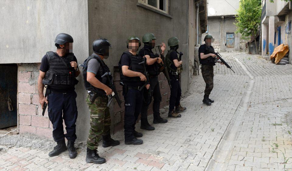 <p>Örgüt üyelerinden arındırılan bölgelerde arama tarama çalışmalarını sürdüren ve ele geçirilen tüm delilleri titizlikle inceleyen güvenlik güçleri, ilerleyişini sürdürüyor.</p>
