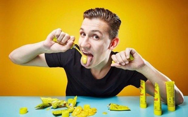 <p>Dünayanın en hızlı hardal içme rekoru 30 aniyede 4.16 gram ile Alman Andre Ortolf tarafından kaydedildi.</p>