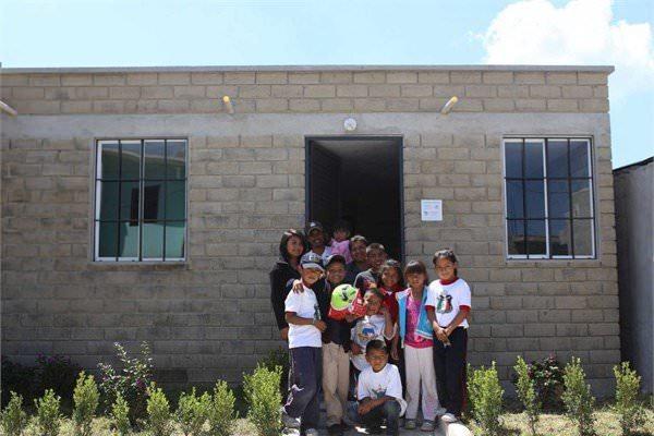 <p><strong>¡Échale!</strong></p>

<p>¡Échale! düşük gelirli insanların Meksika'da kendi evlerine sahip olmalarına yardımcı olacak bir proje başlatıı.</p>
