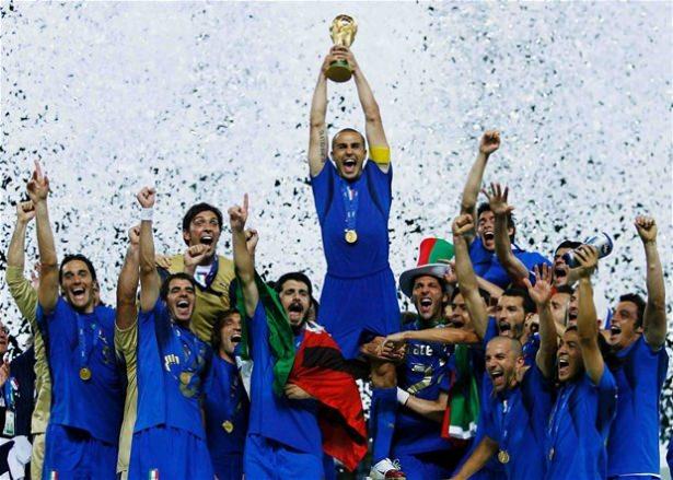 <p>Fabio Cannavaro, 1990 yılında İtalya'da gerçekleşen Dünya Kupası'nda top toplayıcıydı. Efsane defans, 16 yıl sonra o kupayı kaptan olarak kaldırdı.</p>