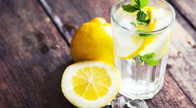 <p><strong>4-</strong> Vücuttaki ödemi atmanıza yardımcı olan limonlu su, aşermenizin de önüne geçerek hamilelik döneminde aşırı kil alamnızı önler</p>