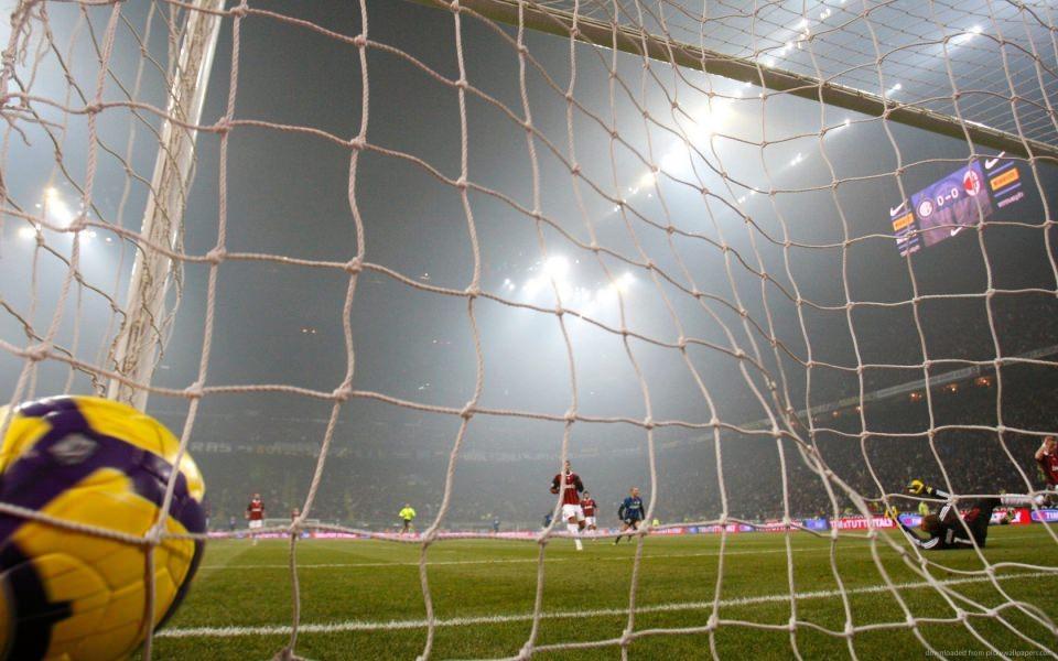 <p>Futbolun en güzel meyvesi, tartışmasız atılan goller. "Gol" denince ise 90'lı yılların vefalı futbol seyircilerinin aklına ilk gelen sayı ise "9". Bunun sebebi, eskiden ilk 11'de forma giyen oyuncuların, forma numaralarını sıralı olarak giymesi ve santraforların genellikle 9 numarayı tercih etmesi. Öyle ki attıkları gollerle bir dönem milyonları hayran bırakan yıldızlar hala "9" numaralı formalarıyla hatırlanıyor. İşte "9" numara denince akla ilk gelen 9 isim...</p>

