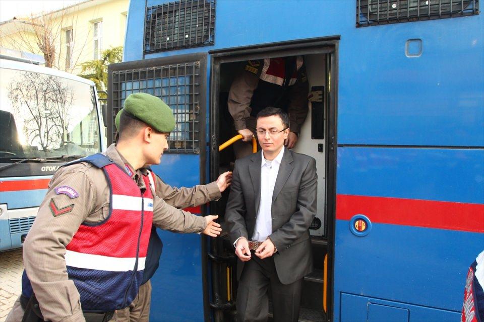 <p>Kırklareli 1. Ağır Ceza Mahkemesince Halk Eğitim Merkezi salonunda yapılan duruşmaya, eski Tuğgeneral Cemalettin Doğan ve eski Yarbay Latif Çiçek'in de aralarında bulunduğu, 38'i tutuklu 81 sanık katıldı. </p>
<p> </p>