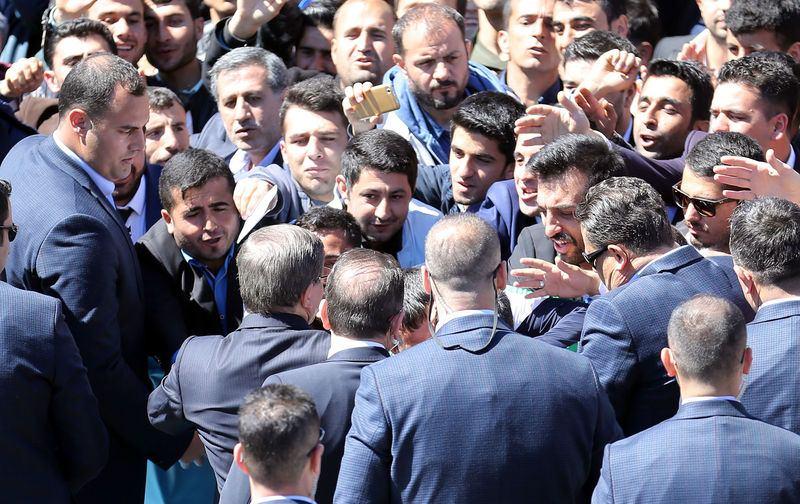 <p>Başbakan Ahmet Davutoğlu bir dizi ziyaretlerde bulunmak üzere geldiği Diyarbakır'da, Cuma Namazını kılcağı Tarihi Ulu Cami'ye geldi. Davutoğlu'nun gelişi sırasında vatandaşlar sevgi gösterisinde bulundu.</p>