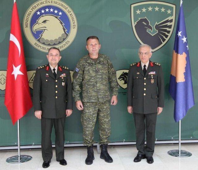 <p>Bu görev, aynı zamanda Başbakan’ın Askeri Danışmanlığını da yürüteceği anlamına geliyordu. Dönemin Başbakanı Tayyip Erdoğan ile neredeyse her gün bire bir temas içerisinde olup Türkiye’nin içinde, bölgesinde ve dünya genelinde ortaya çıkan güvenlik risklerini aktardı.</p>

<p> </p>
