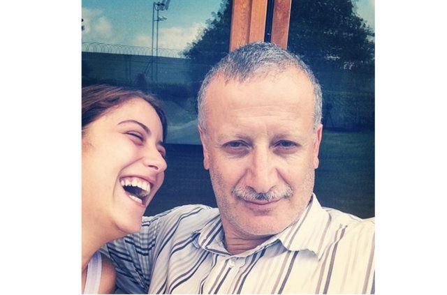 <p>Hazal Kaya ve babası</p>
