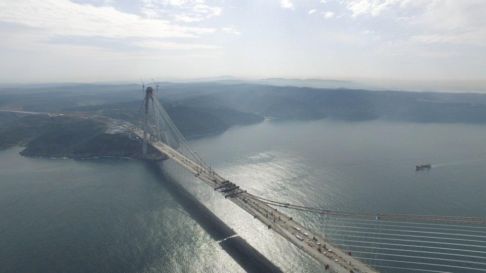 <p>İstanbul'un iki yakasını üçüncü defa birleştirecek köprüde karşılıklı son tabliyeler dün büyük bir titizlikle yerleştirildi. 58 metre genişliğinde Avrupa ve Anadolu Yakası taraflarına konulan 24'er metrelik son iki tabliyenin ardından montaj çalışmaları yapılıyor.Sabah'ın görüntülediği son iki tabliye Yalova'da üretildi. Denizyoluyla yaklaşık 8 saatte montaj alanına getirildi. 9 metrelik son bağlantı tabliyesinin yerleştirilmesinden sonra, teknik aksam çalışmalarını yürüten işçi ve mühendisler yürüyerek iki yaka arasında dolaşabilecek. </p>

<p> </p>
