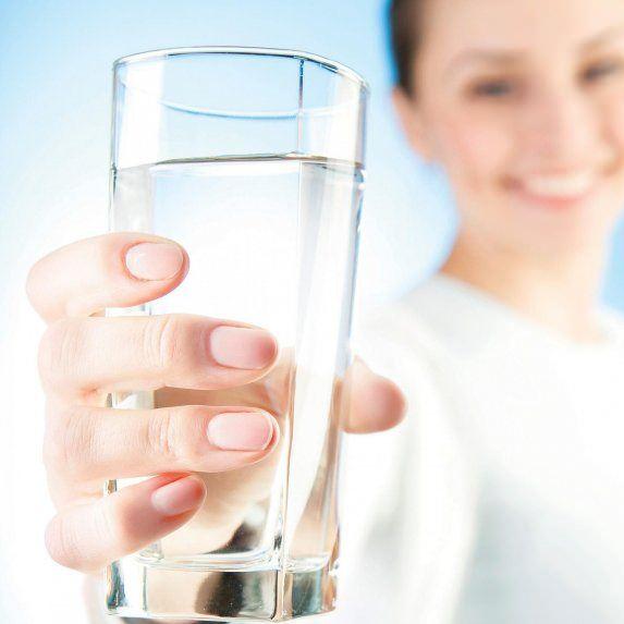 <p><strong>1. Az su içmek</strong></p>

<p>Sağlıklı bir yaşam için bol su içmek önemlidir. Vücut aşırı sıcaklarda olumsuz etkilenmemek için terlemeye başlar. </p>
