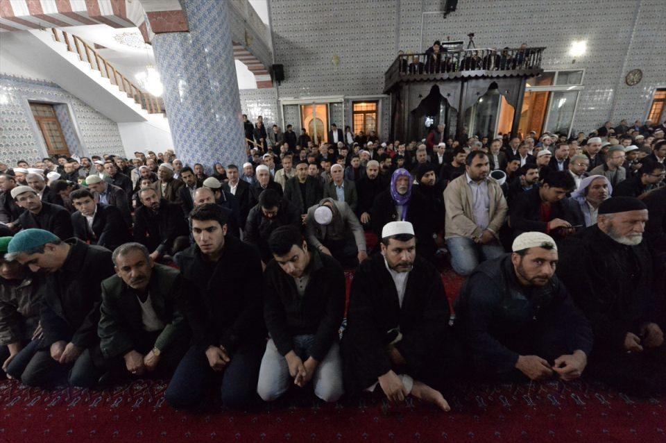 <p>Çeşitli temaslarda bulunmak üzere kentte bulunan Diyanet İşleri Başkanı Mehmet Görmez, Şanlıurfa Dergah Camisi'nde gerçekleştirilen sabah namazı buluşmalarında, vatandaşlarla Kur'an-ı Kerim tilaveti dinledi. Daha sonra namazı da kıldıran Görmez, salavat ve tesbihatın ardından cemaate hitap etti.</p>
<p> </p>