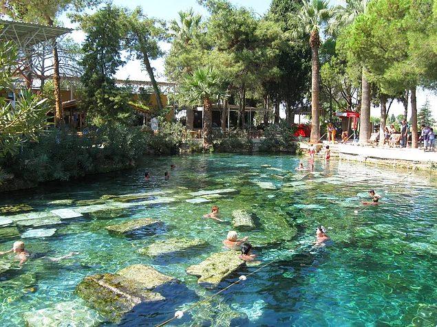 <p><strong>Pamukkale’de antik havuzda yüzün</strong><br />
<br />
Kent kaplıcaları ve akan sulardan kalan karbonat mineralleri teraslarını, travertenleri kapsayan Pamukkale'deki antik havuz, bildiğiniz havuzlardan değil.</p>
<p> </p>