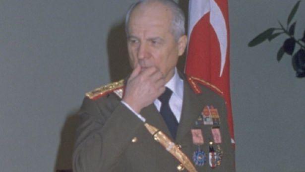 <p>Askeri okulun ardından Topçu Subayı ve Kurmay Subay olarak Silahlı Kuvvetler'de görev yapan Evren, 7 Mart 1978'de Genelkurmay Başkanı oldu.</p>