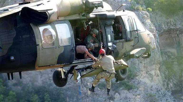 <p>Karabük’ün Safranobolu İlçesi’nde Yacı Kanyonu’nda dün suya atladığı sırada kayaya çarparak yaralanan Erdal Yalçın ile ona refakat etmek için yanında kalan 2 arkadaşı,16.5 saat sonra helikopter ile kurtarıldı.</p>