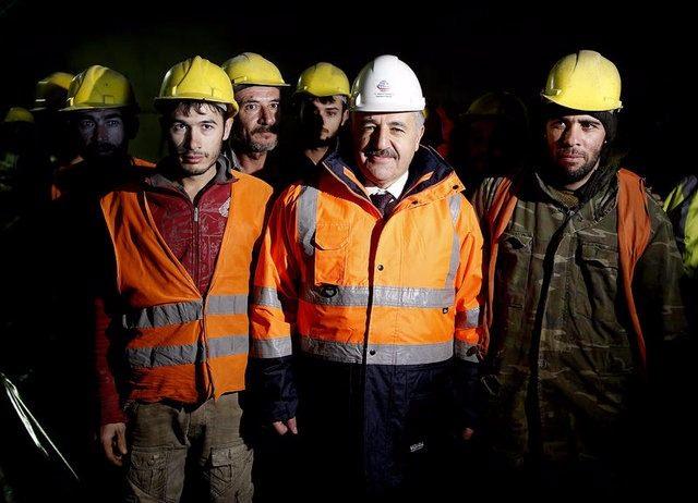 <p>Sabuncubeli Geçidi, Manisa'yı Spil Dağı ve Yamanlar Dağı arasından İzmir'e bağlayarak İzmir'in Bornova ilçesine ulaşan karayolunun da geçtiği, en yüksek noktası 685 metre rakımına varan bir geçit.</p>

<p> </p>
