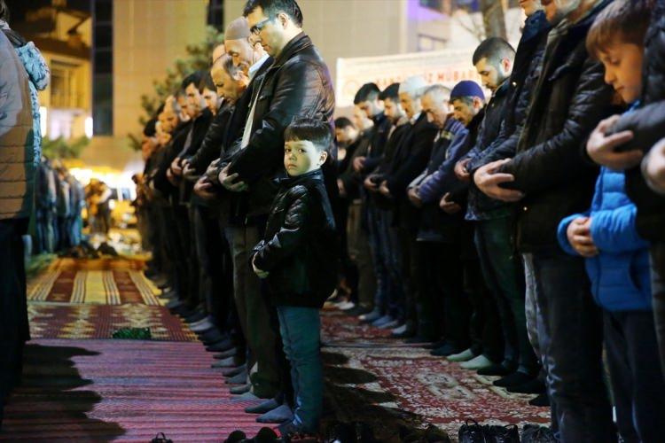 <p>Düzce / Türkiye</p>
<p> </p>
<p> </p>
<p>Düzce’de üç ayların habercisi olan Regaip Kandili dolayısıyla program düzenlendi. Vatandaşlar, akşam saatlerinden itibaren Cedidiye Camisi’nde düzenlenen programa yoğun ilgi gösterdi. Cami içerisinde yer bulamayan vatandaşlar dışarıda namaz kıldı.</p>
<p> </p>