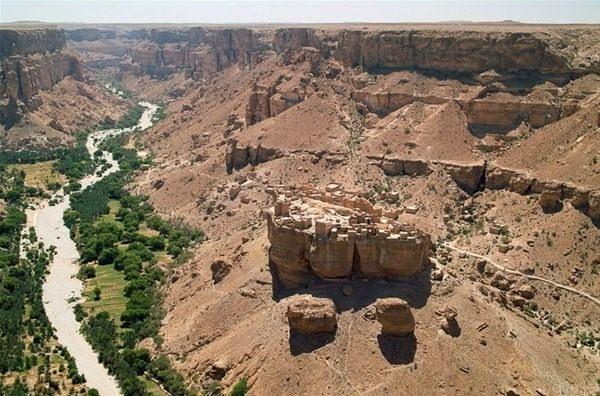 <p>Hem Wadi Dawan’da hem de Shibam gibi güney Yemen şehirlerinde yağmacıları evlerinden uzak tutmak istediklerinden olsa gerek devasa kayaların üstüne köyler kurmuşlar. </p>

<p> </p>
