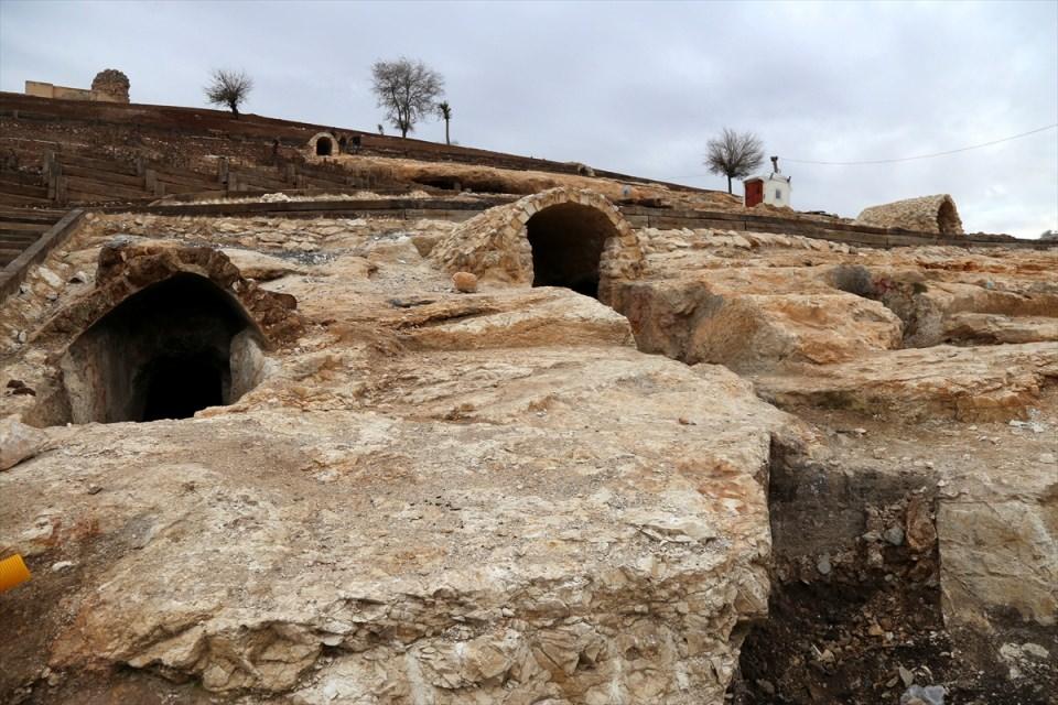 <p>Bölgedeki eserlerin tarihi açıdan önemli olduğunu belirten Çiftçi, "Kaya mezarlarına gömülen kişilerin resimleri mozaiklerle mağaranın tabanına resmedilmiş durumda. Onların kalıcı olması, geleceğe aktarılması ve ölenlerin tanınması açısından resimleri mozaiklerle işlenmiş. Şu an mozaikler koruma altına alındı." dedi.</p>

<p> </p>
