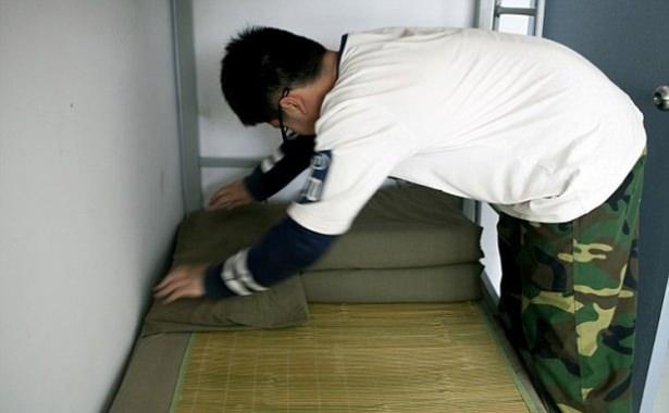 <p>Günde 6 saatten fazla bir süreyi internette geçiren kişileri 'internet bağımlısı' olarak gören 'China Young Mental Development Base' isimli merkez, tedavi olmak için buraya gelenleri sıkı bir programa tabi tutuyor</p>
