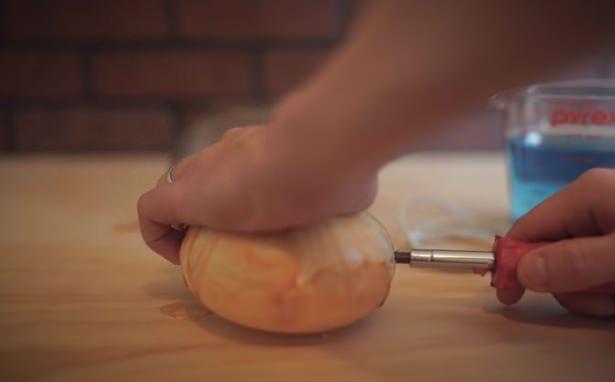 <p><strong>Peki bu nasıl gerçekleşebilir?</strong><br />
Sebzelerin tümünde iyon bulunuyor. Enerji içecekleri de bu iyonları harekete geçirecek bir takım karışımlara sahip.</p>
