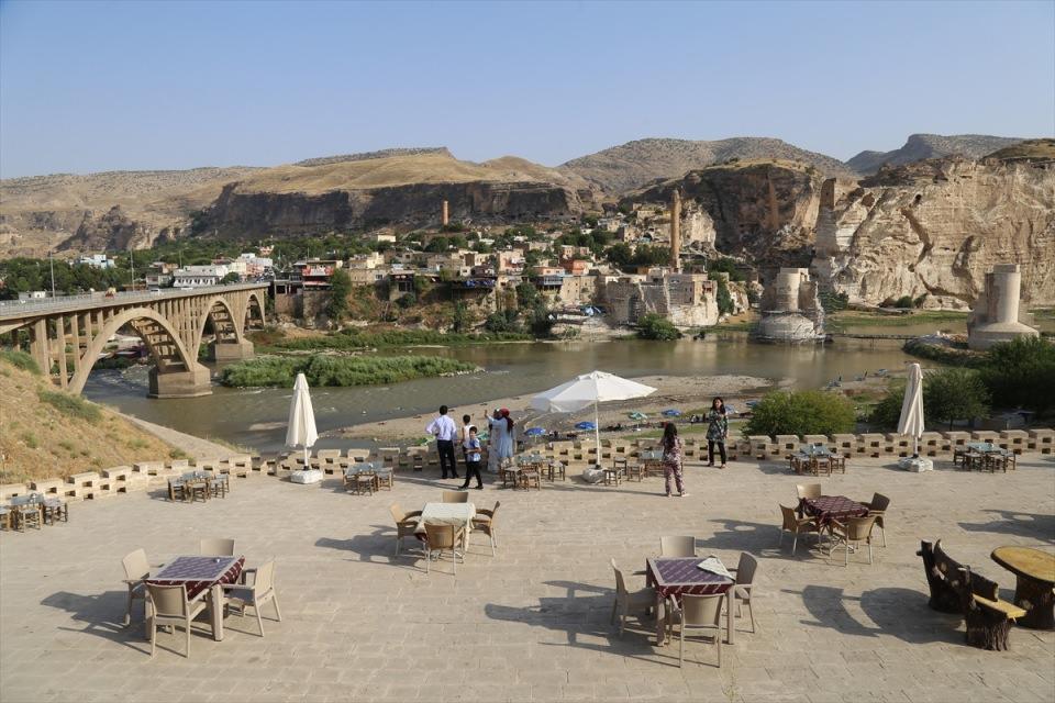 <p>"Bu eserler artık su altında konuklarını ağırlayacak. Zeynel Bey'in taşınmasına inanmayanlar o gün nasıl hayretler içerisinde türbenin taşınmasını izlediyse, bugün de bu eserlerin su altı turizmine katkı sağlayacağına inanmayabilir ama o gün geldiğinde ilk dalışı eminim ki onlar yapacaktır. Bu sayede daha önce sadece mağaralarıyla bilinen ilçemiz artık su sporları turizmiyle de anılacak." </p>