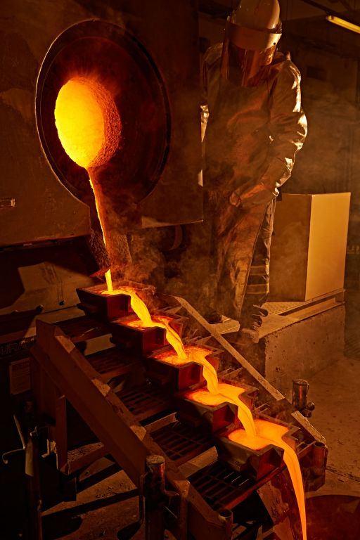 <p>Sıvı çözeltideki altın, tanklar içindeki karbon tanecikleri tarafından tutuluyor. Basınç altında aktif karbondan sıyrılan altın elektrolizden geçirilerek katı zerrecikler halinde toplanıyor.</p>

<p>Katotta toplanan toz altın yaklaşık bin 100 santigrat derecedeki potalarda eritilerek dökümü yapılıyor.</p>
