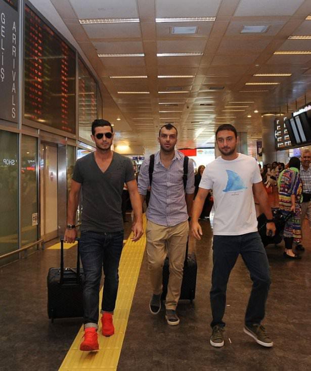 <p>Galatasaray'ın transfer görüşmelerine başladığı futbolcular Goran Pandev ve Blerim Dzemaili'ni İstanbul'a geldi.</p>
