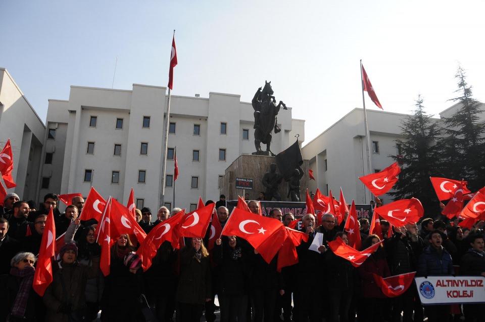 <p>Nevşehir’de bir araya gelen çeşitli sivil toplum örgütlerinin temsilcileri, son günlerde meydana gelen terör olaylarını  protesto etti, şehitler için toplu dua etti.</p>

<p> </p>
