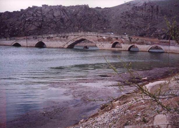 <p><strong>Kırıkkale</strong><br />
TOPLAM:77.1<br />
ERKEK: 74.6<br />
KADIN: 79.6</p>
