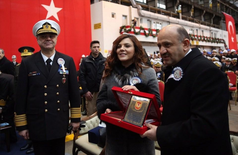 <p>Türkiye'nin yoluna emin adımlarla devam etmesi için güçlü bir demokrasi, güçlü bir ekonomi ve güçlü bir orduya sahip olması gerektiğini vurgulayan Işık, "Üç tarafı denizlerle çevrili cennet vatanımızın güçlü bir ordusu için de yerli ve milli imkanlarla donatılmış güçlü bir donanmaya sahip olması, hükümet olarak en temel önceliklerimizdendir. Nitekim Gazi Mustafa Kemal Atatürk, 'Hudutlarının mühim ve büyük aksamı deniz olan Türk Devleti’nin donanması da mühim ve büyük olmak gerektir. O zaman Türkiye Cumhuriyeti daha müsterih ve emin olacaktır.' sözleriyle bunu çok güzel bir şekilde ifade etmiştir." dedi.</p>

<p> </p>
