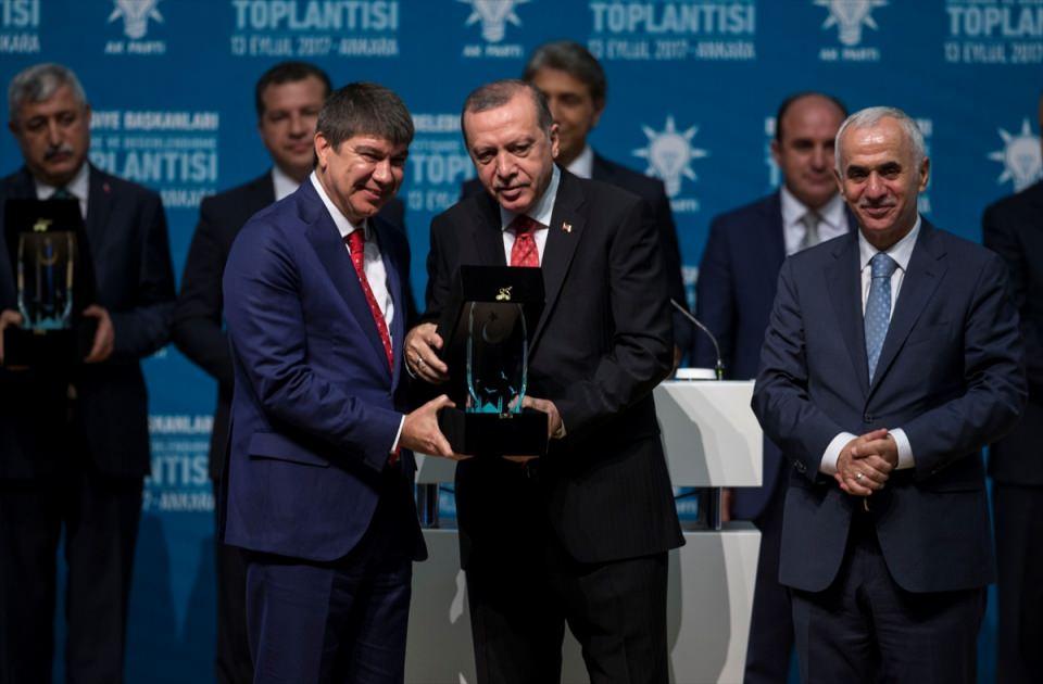 <p>Antalya Büyükşehir Belediye Başkanı Menderes Türel ödül aldı.</p>