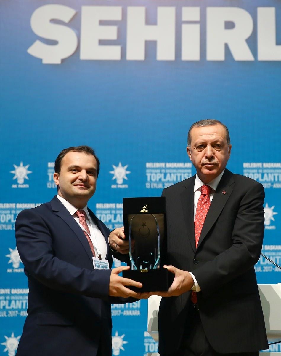 <p>Yalova'nın Subaşı Beldesi Başkanı Volkan Yılmaz ödül aldı.</p>