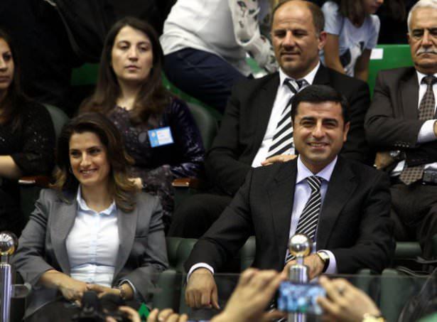 <p>Başak Demirtaş, eşinin aktif siyaset hayatında ön plana çıkmamayı tercih ediyor.</p>

<p> </p>
