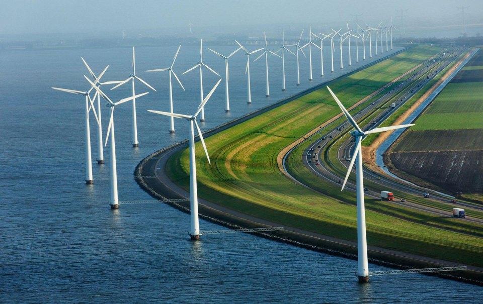 <p>Moder Deniz Setleri, Rüzgar Gülleri ve Otoban birlikte, Hollanda</p>