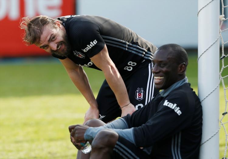 <p>Siyah-beyazlılar, FFP denetimine daha önce girdi. Beşiktaş'ın kriterlere uyma noktasında ilk aşaması, 'Sattığın kadar transfer yapabilirsin' sınırlaması bu yıl bitiyor. Beşiktaş bu sınırlamaya rağmen iki şeyi iyi başardı; bonservisi yüksek oyuncular sattı (Demba Ba-13 milyon Euro, Ersan-7 milyon Euro, Atınç-5 milyon Euro, Sosa-7 milyon Euro, Kerim-2.5 milyon Euro, Gökhan Töre-kiralık gibi) ve ciddi kazanımlar yaptı.</p>