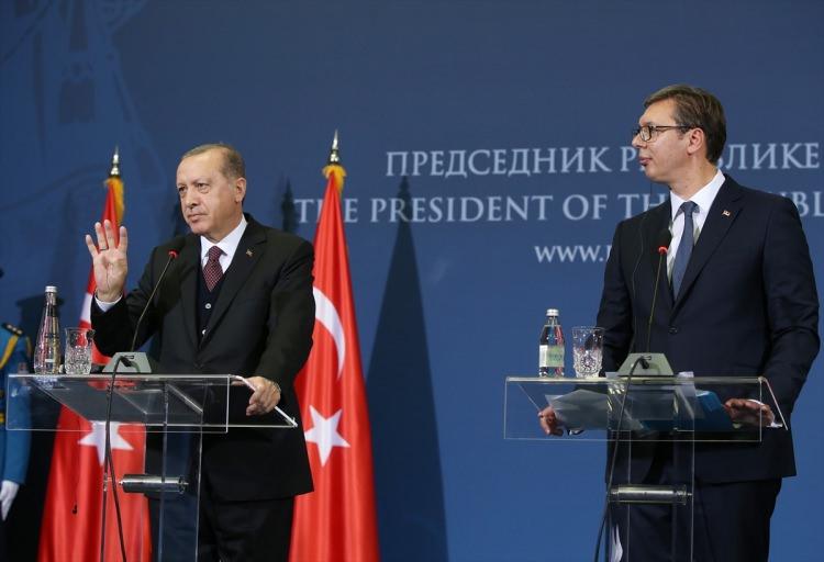 <p><strong>"DEĞERLİ DOSTUM" </strong><br />
<br />
Görüşmenin ardından ortak basın toplantısında kameralar karşısına geçen Cumhurbaşkanı Erdoğan, Sırbistan Cumhurbaşkanı'na "Değerli dostum" olarak hitap etti.</p>